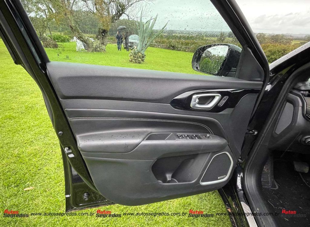 forro de porta dianteiro esquerdo do Jeep Commander BlackHawk 2025