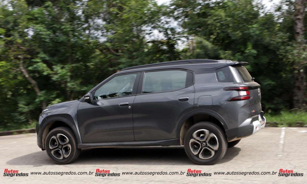Citroën C3 Aircross Shine Turbo 200 2025 na cor Cinza Grafito de traseira