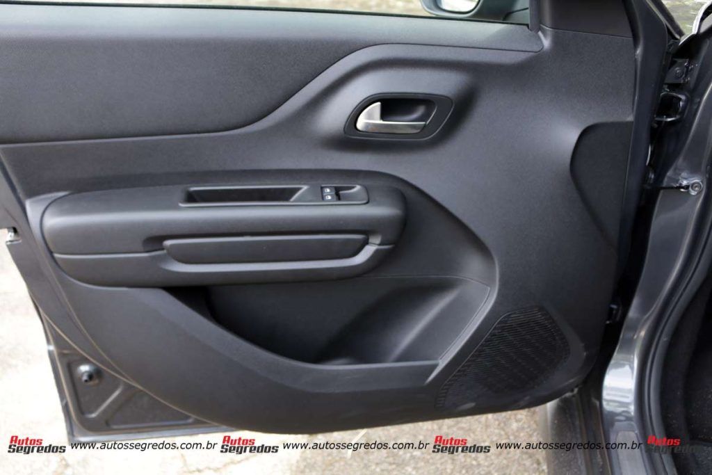 forro de porta dianteiro esquerdo do Citroën C3 Aircross Shine Turbo 200 2025