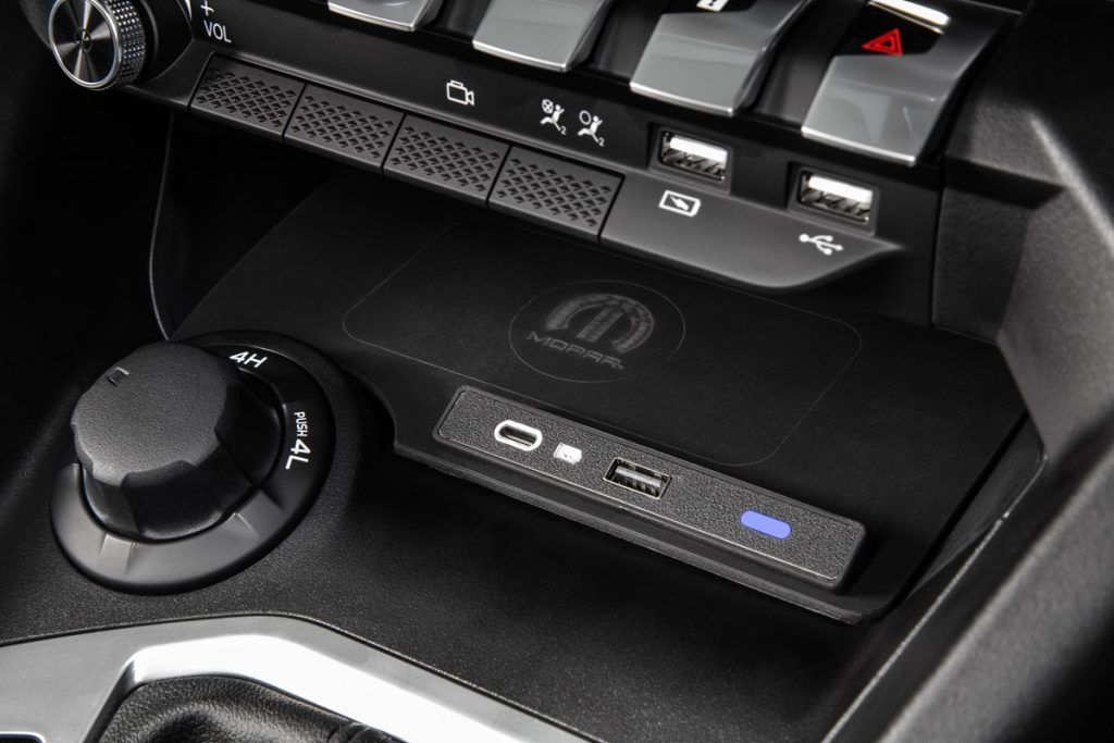 carregador por indução e entradas USB e USB-C