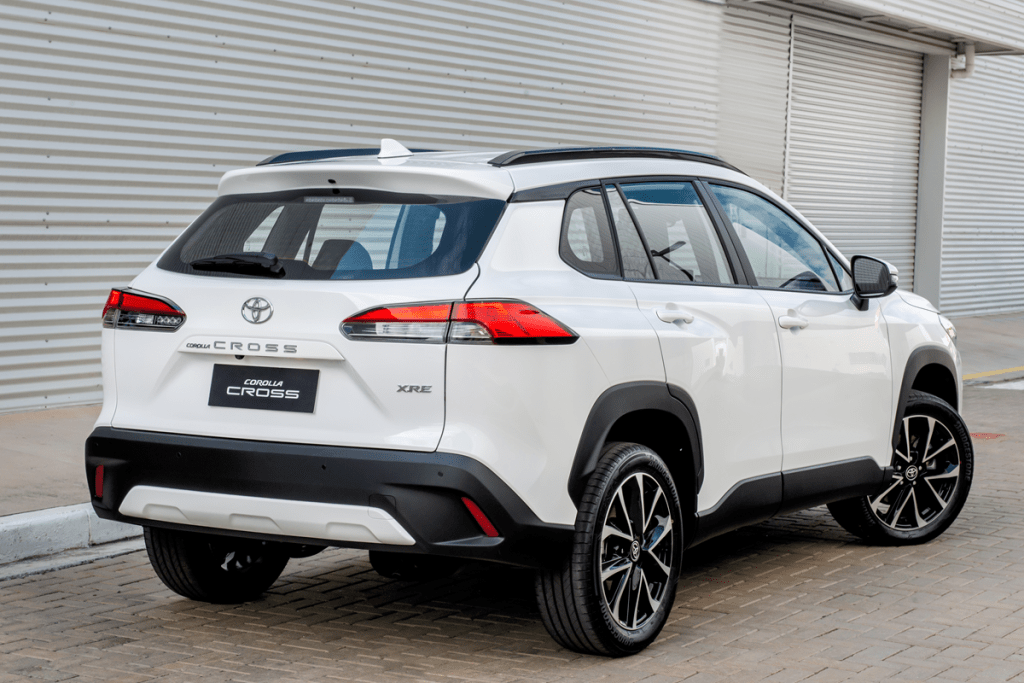 Toyota Corolla Cross XRE 2025 de traseira na cor branca