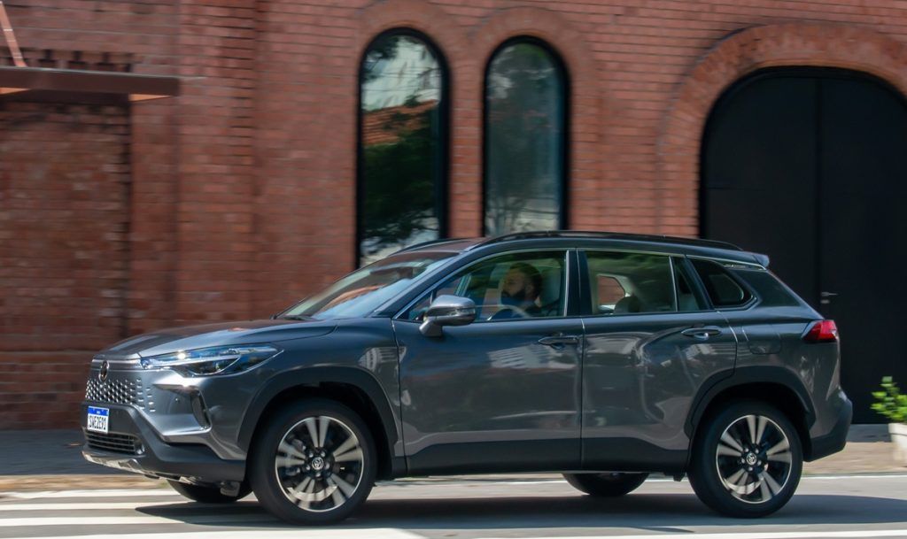 Toyota Corolla Cross XRX 2025 de lado na cor cinza