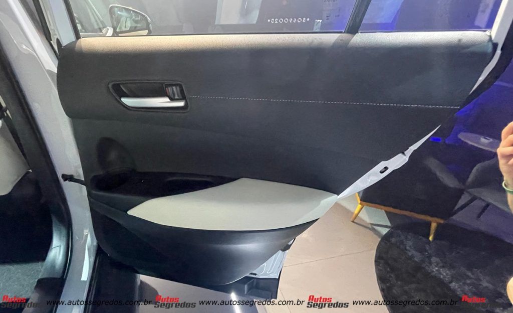 forro de porta traseiro direito do Toyota Corolla Cross XRX Hybrid 2025