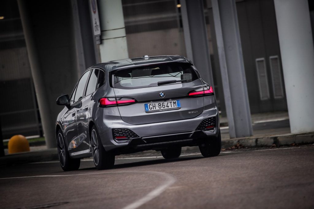 novo BMW Série 2 Active Tourer de traseira na cor cinza