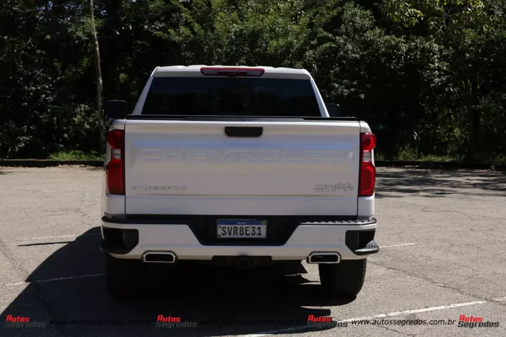 Chevrolet Silverado High Country de traseira na cor branca