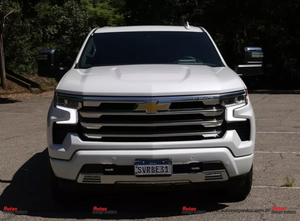 Chevrolet Silverado High Country de frente na cor branca