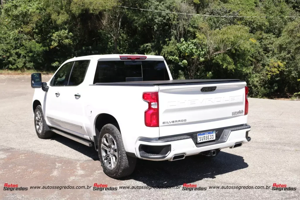 Chevrolet Silverado High Country de traseira na cor branca