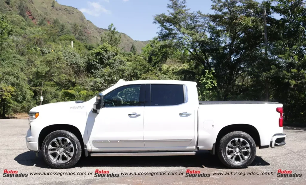 Chevrolet Silverado High Country de lado na cor branca
