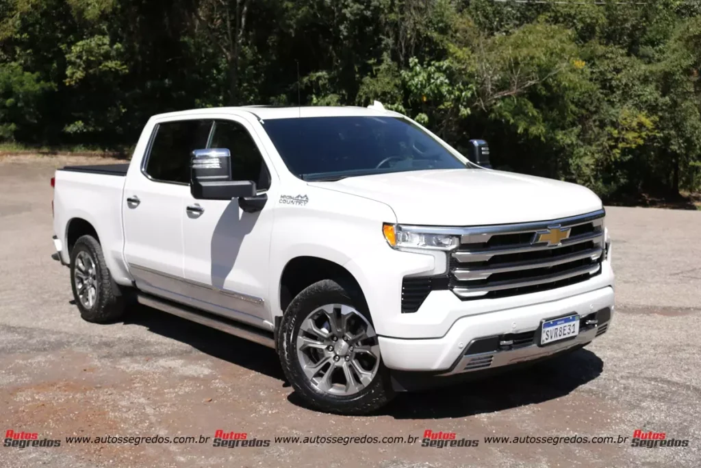 Chevrolet Silverado High Country de frente na cor branca