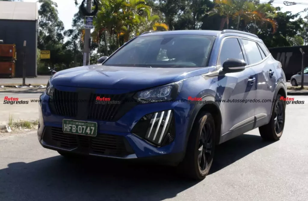 Flagra novo Peugeot 2008 GT 2025 na cor Azul Quasar