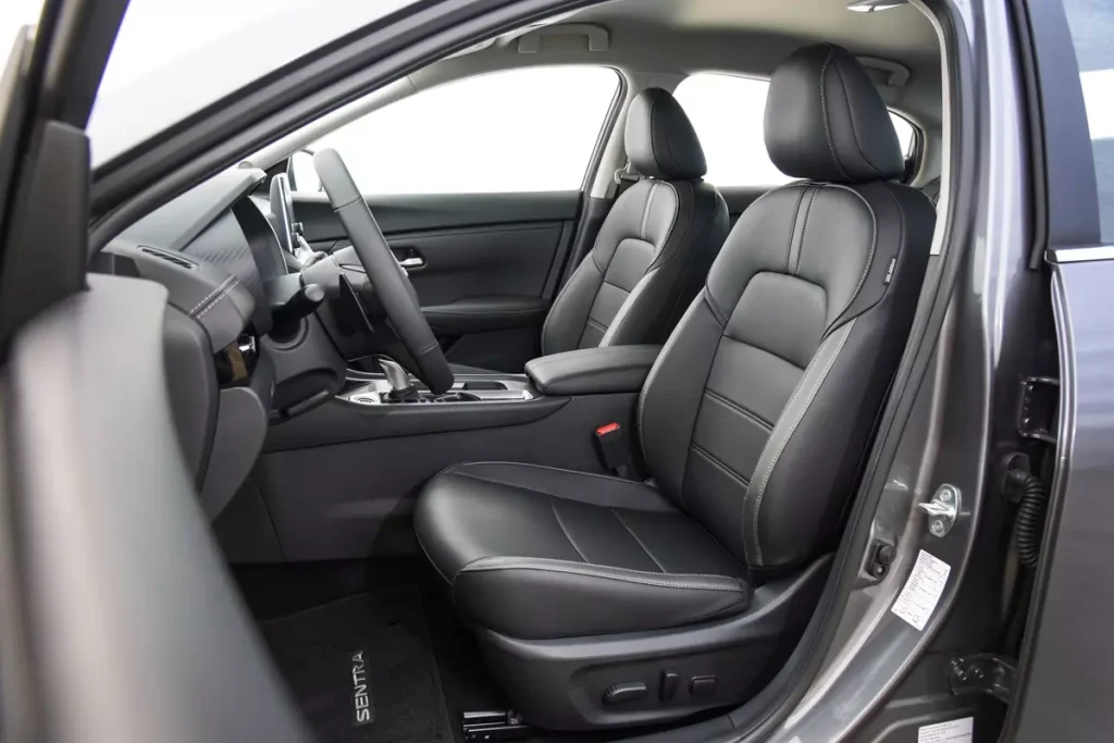 bancos dianteiros do Novo Nissan Sentra Advance 2025