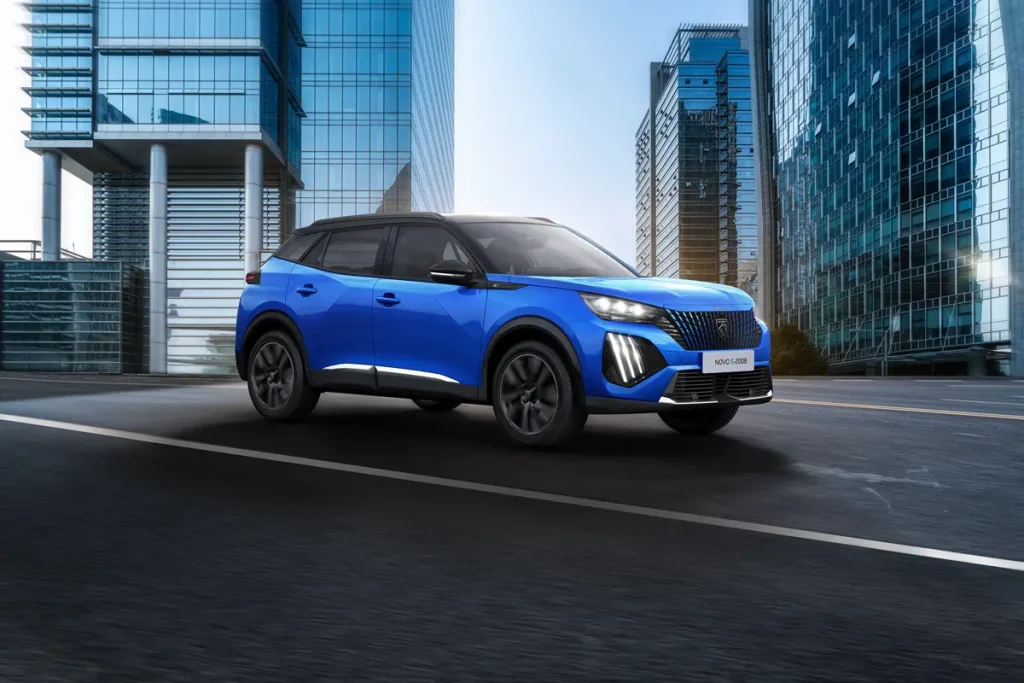 novo Peugeot e2008 GT 2025 de frente na cor azul