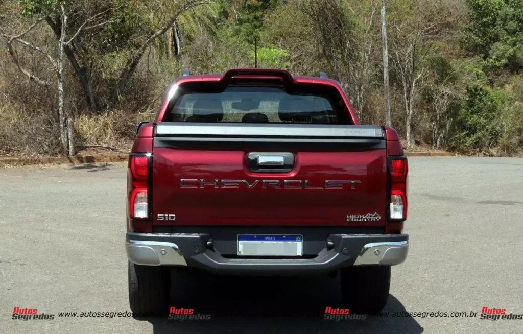 Chevrolet S10 High Country 2025 de traseira na cor vermelho chilli