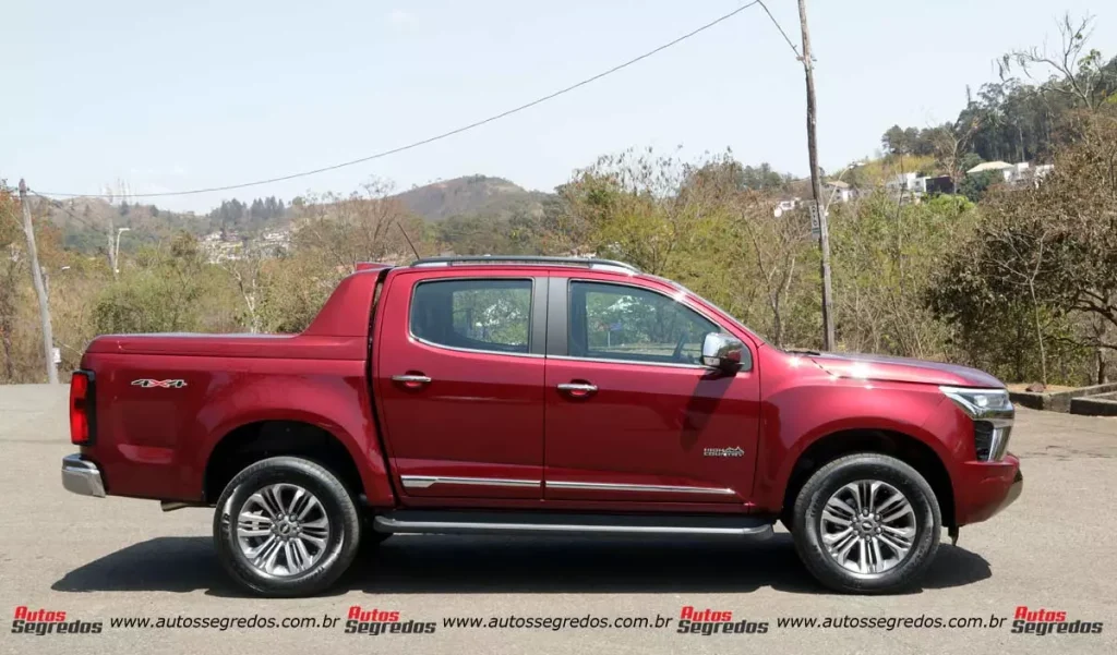 Chevrolet S10 High Country 2025 de lado na cor vermelho chilli