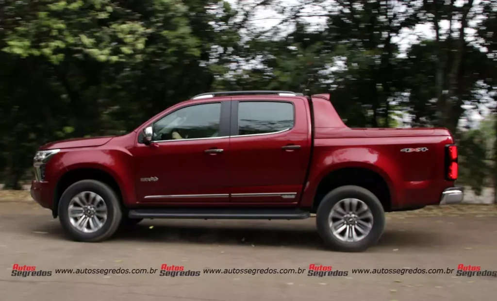 Chevrolet S10 High Country 2025 de lado na cor vermelho chilli