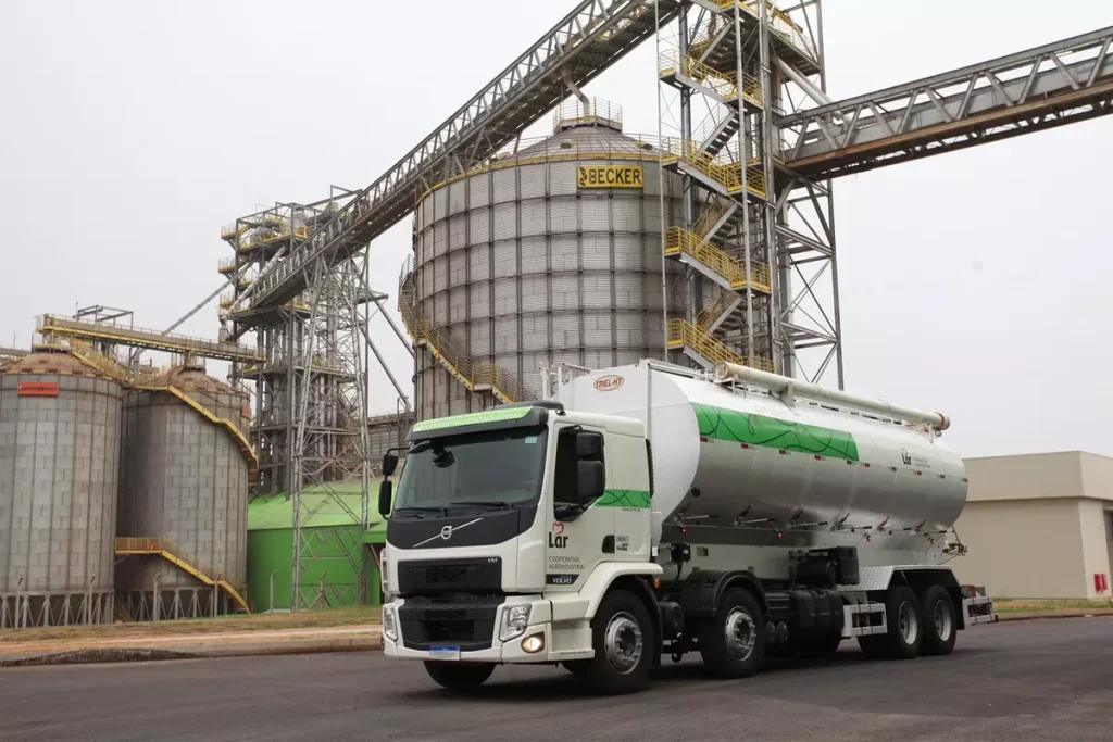 Lar Cooperativa, uma das maiores do Brasil, amplia e renova frota com 80 caminhões Volvo