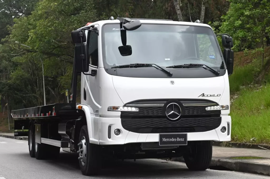 Mercedes-Benz Accelo 1417 de frente na cor branca