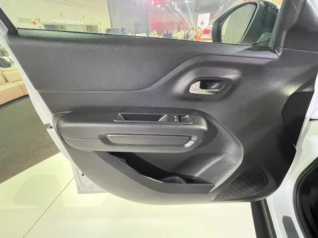 forro de porta dianteiro esquerdo do Citroën Basalt First Edition 2025