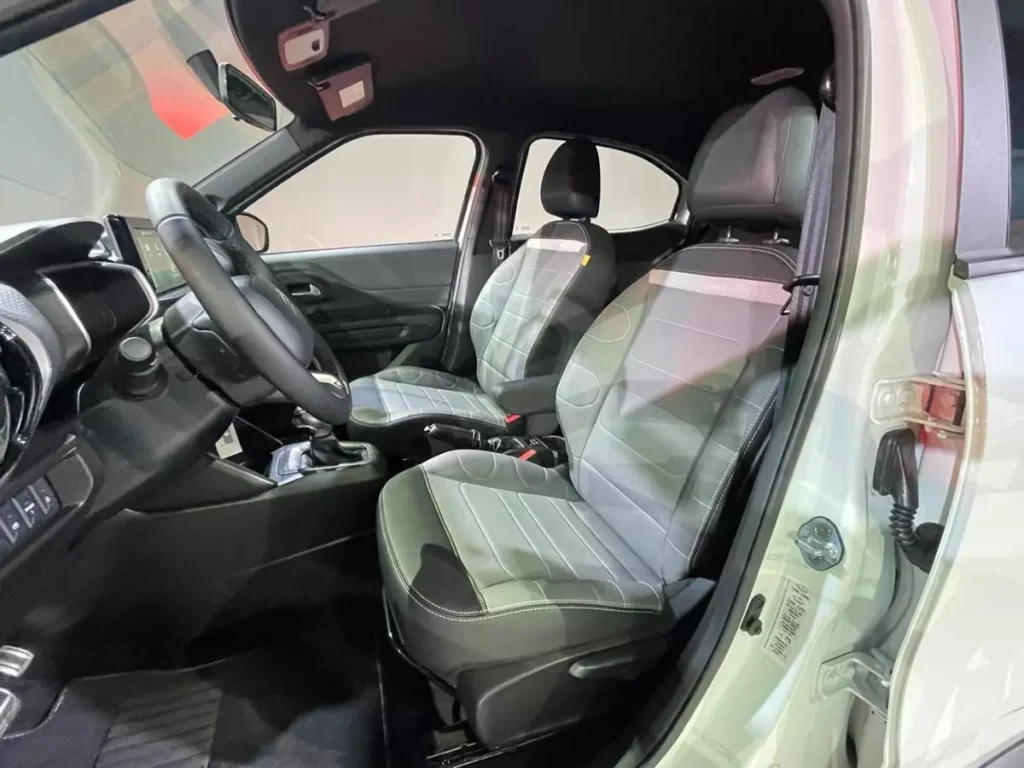 bancos dianteiros do Citroën Basalt First Edition 2025