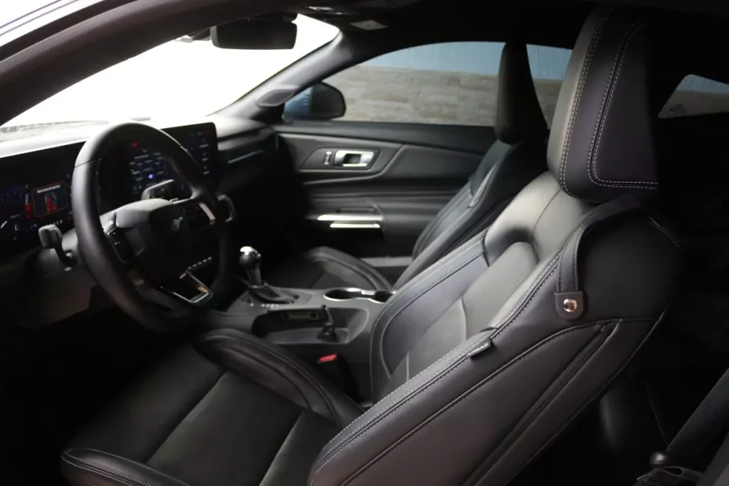 bancos dianteiros do Ford Mustang GT 2024