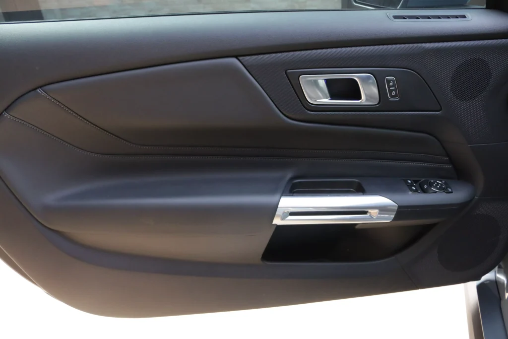 forração de porta dianteira do Ford Mustang GT 2024