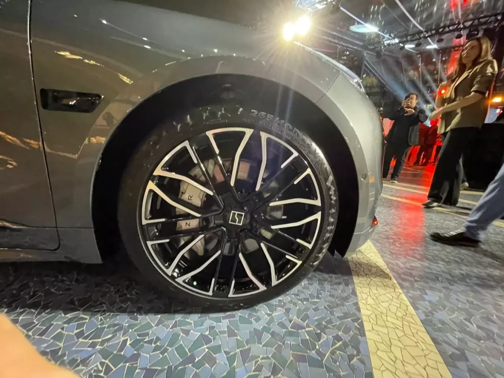 roda de 22" do Zeekr 001 