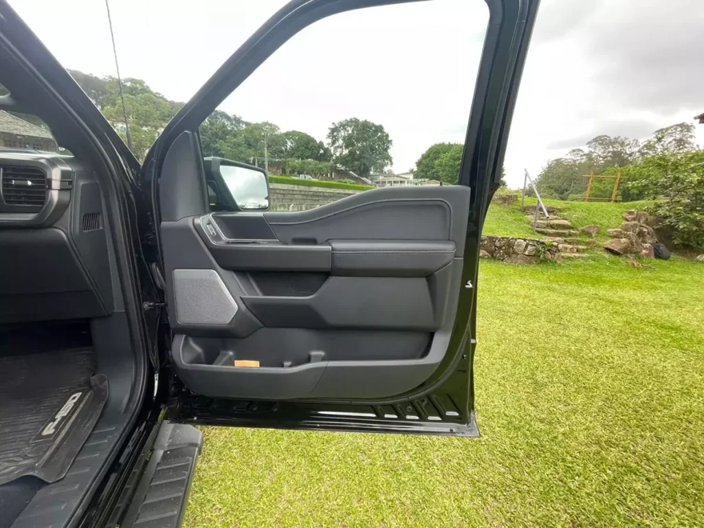 forração de porta dianteira direita da Ford F-150 Lariat Black 2024
