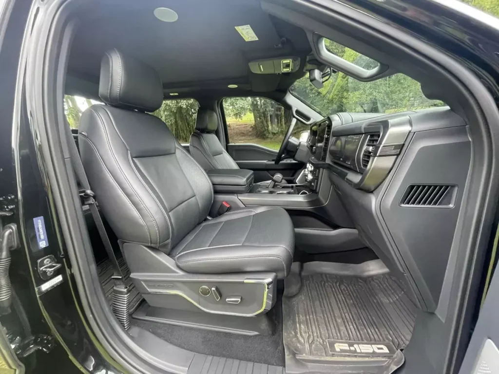 bancos dianteiros da Ford F-150 Lariat Black 2024