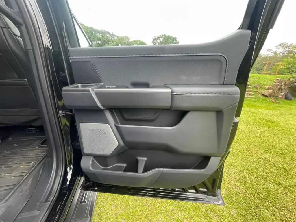 forração de porta traseira direita da Ford F-150 Lariat Black 2024