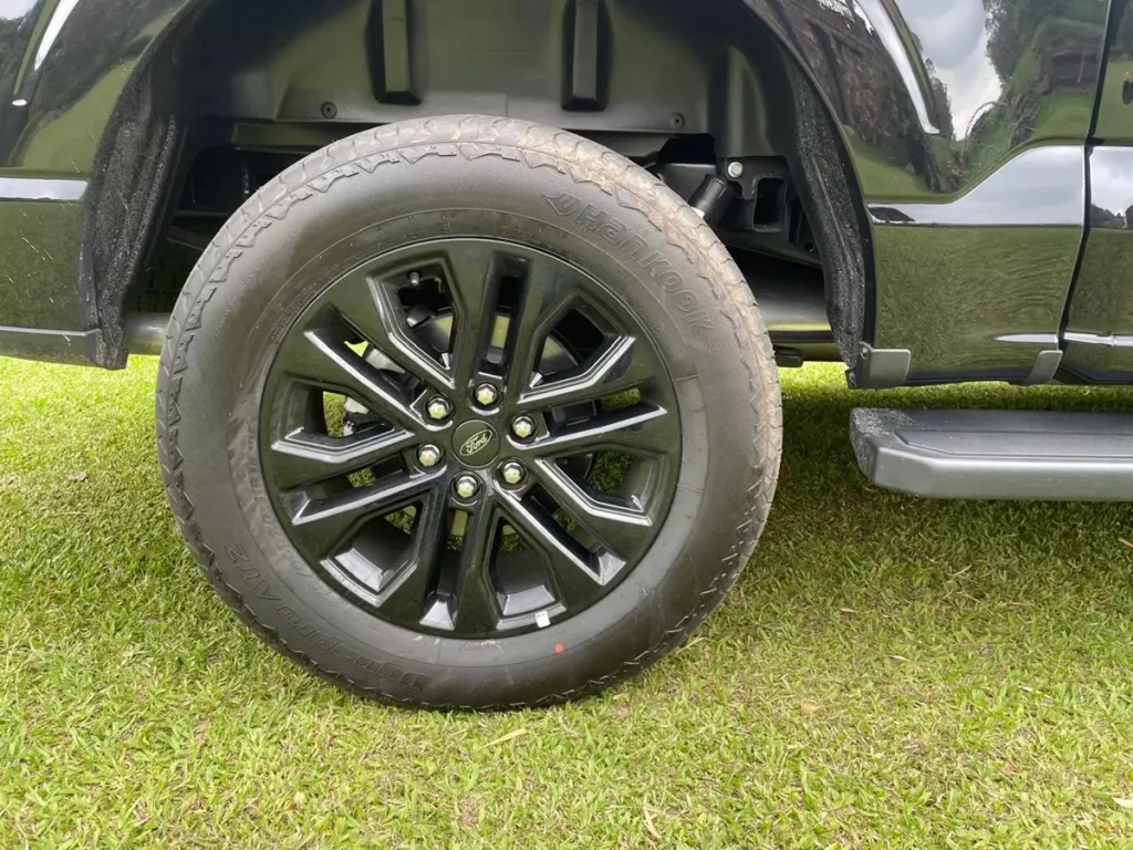 roda de 20 polegadas da Ford F-150 Lariat Black 2024