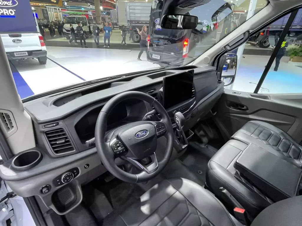Ford Transit Vidrada com 19 lugares