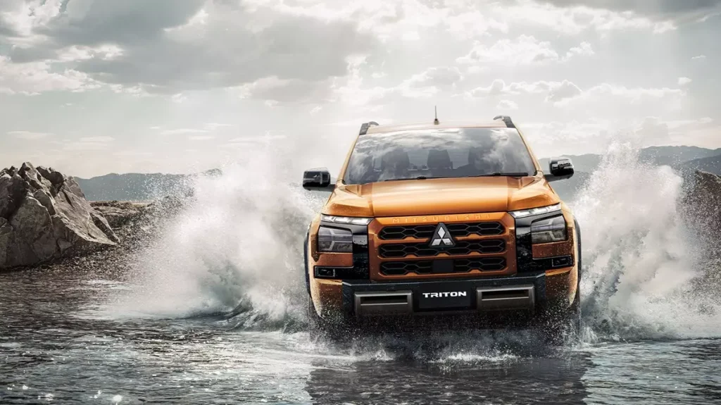 Nova Mitsubishi L200 Triton 2025 de frente na cor laranja