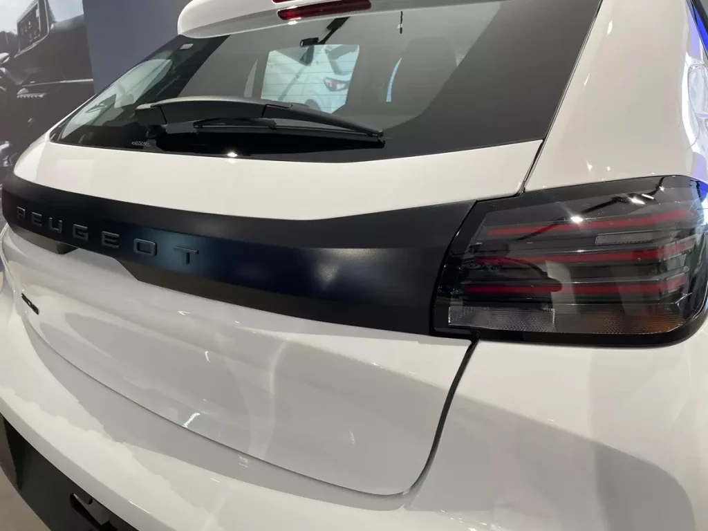 lanterna traseira do novo Peugeot 208 Active 2025