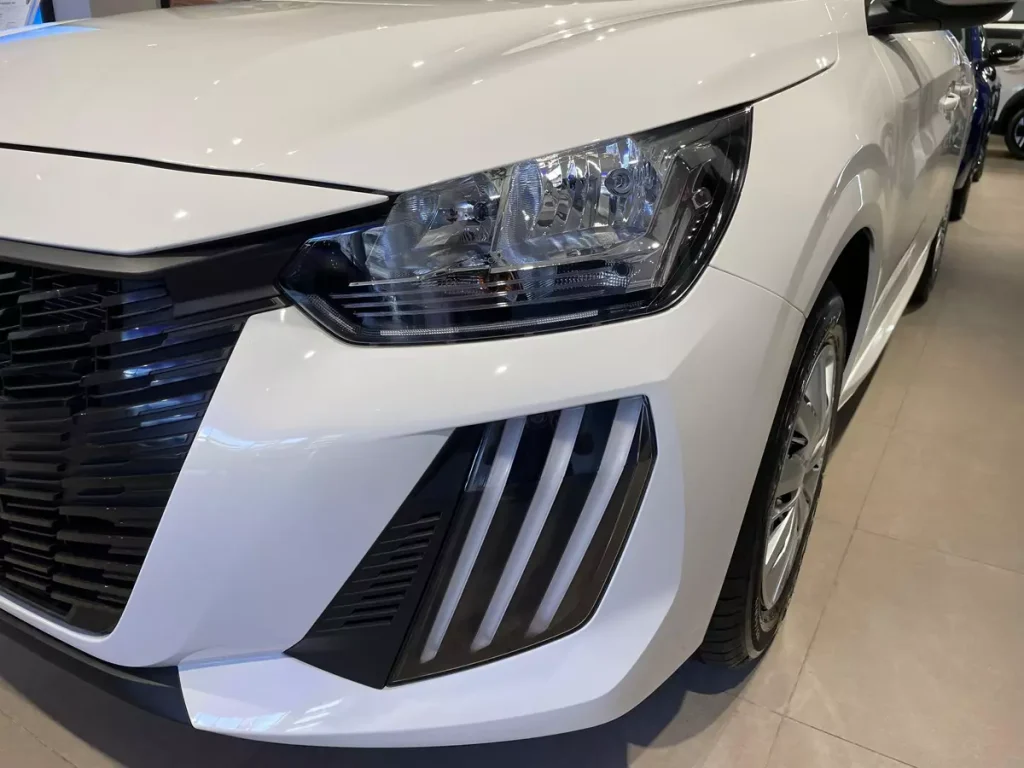 faróis e luzes DRL do Peugeot 208 Active 2025