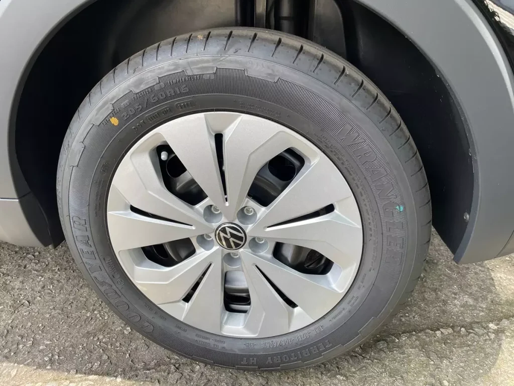 roda de aço e calotas do VW T-Cross Sense 2025
