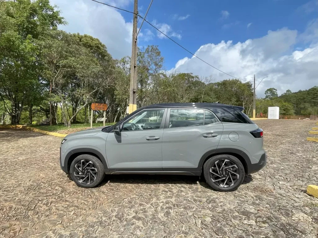 Hyundai Creta Ultimate 2025 de lado na cor Cinza Shadow