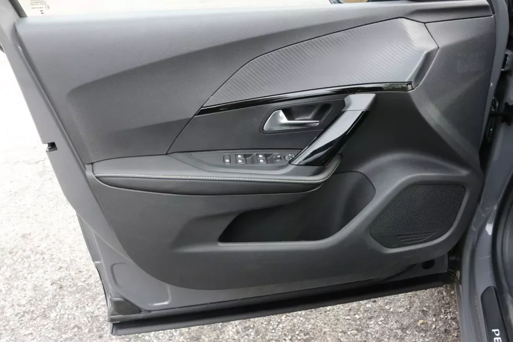 forração de porta dianteira esquerda do novo Peugeot 2008 GT 2205