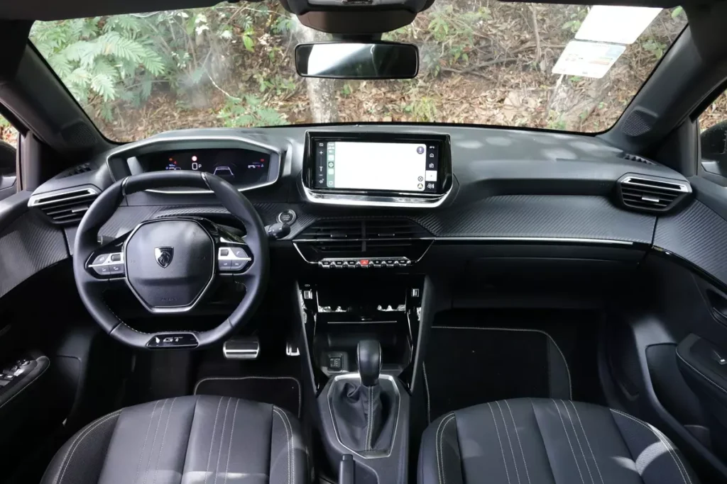painel do Peugeot 208 GT 2025