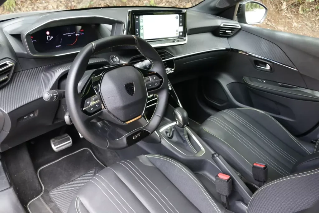 painel do Peugeot 208 GT 2025