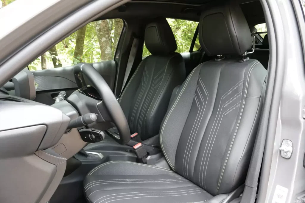 bancos dianteiros do Peugeot 208 GT 2025