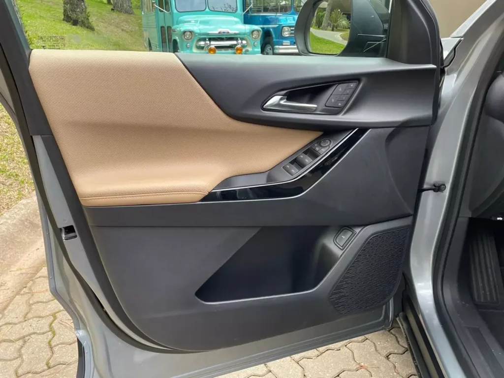 forro de porta dianteiro esquerdo do Chevrolet Equinox Activ 2025