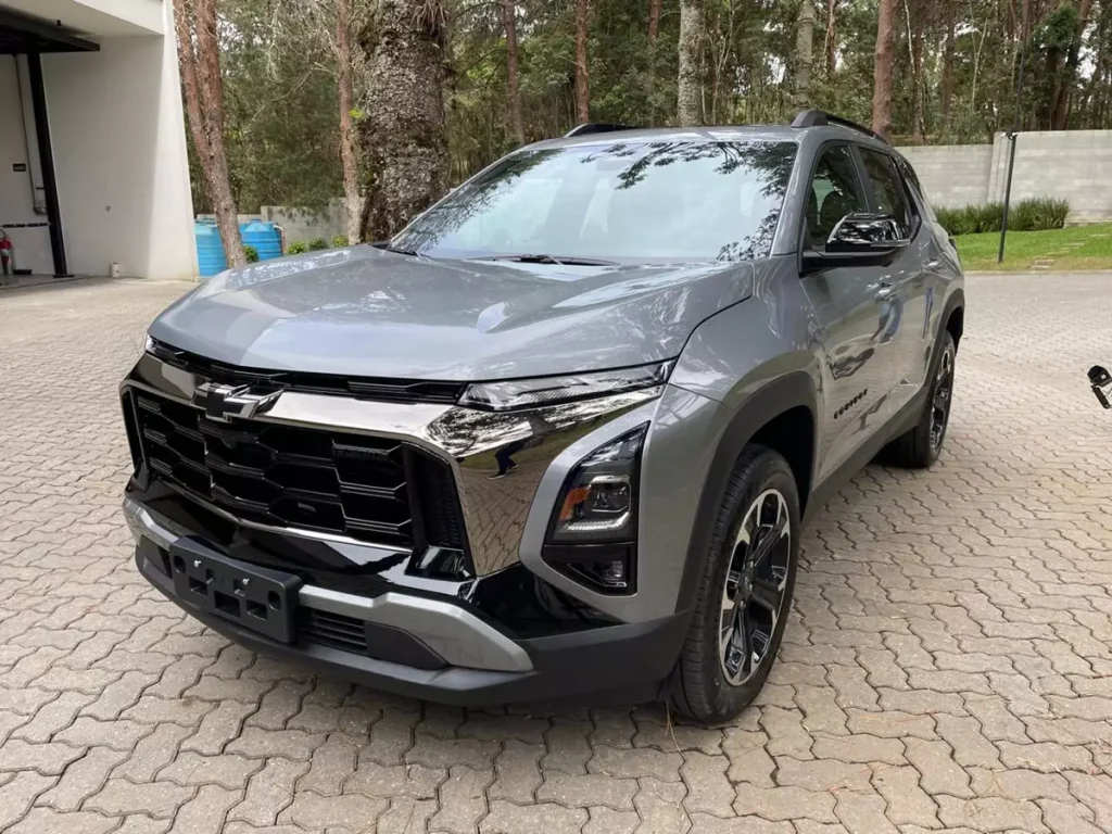 Chevrolet Equinox Activ 2025 de frente na cor Cinza Shark