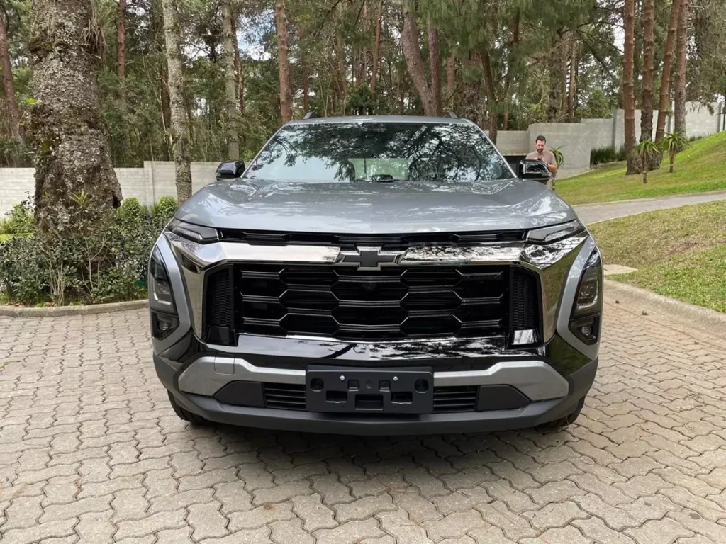 Chevrolet Equinox Activ 2025 de frente na cor Cinza Shark