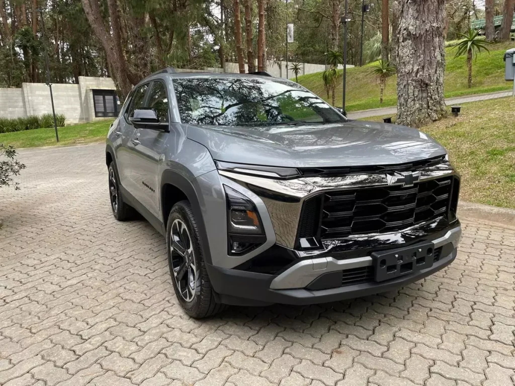 Chevrolet Equinox Activ 2025 de frente na cor Cinza Shark