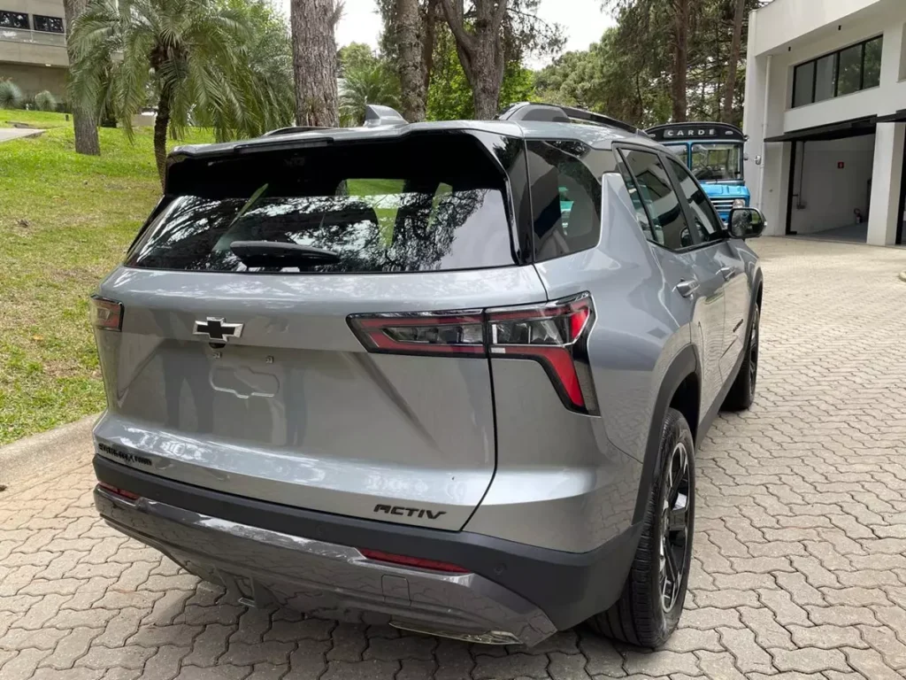 Chevrolet Equinox Activ 2025 de traeira na cor Cinza Shark