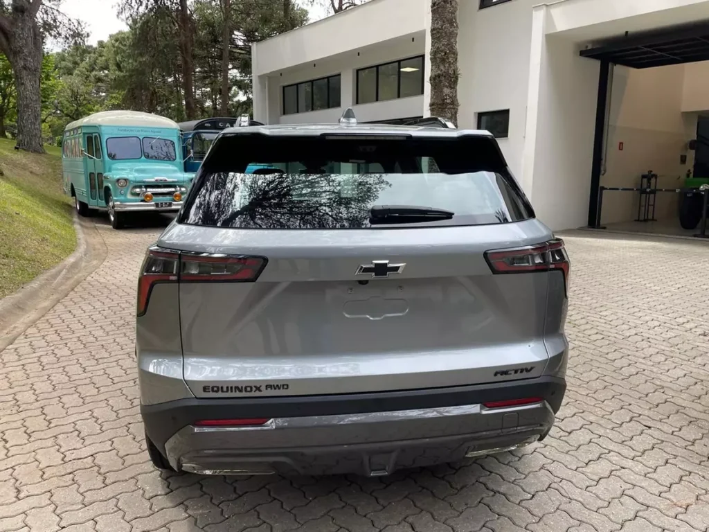 Chevrolet Equinox Activ 2025 de traeira na cor Cinza Shark
