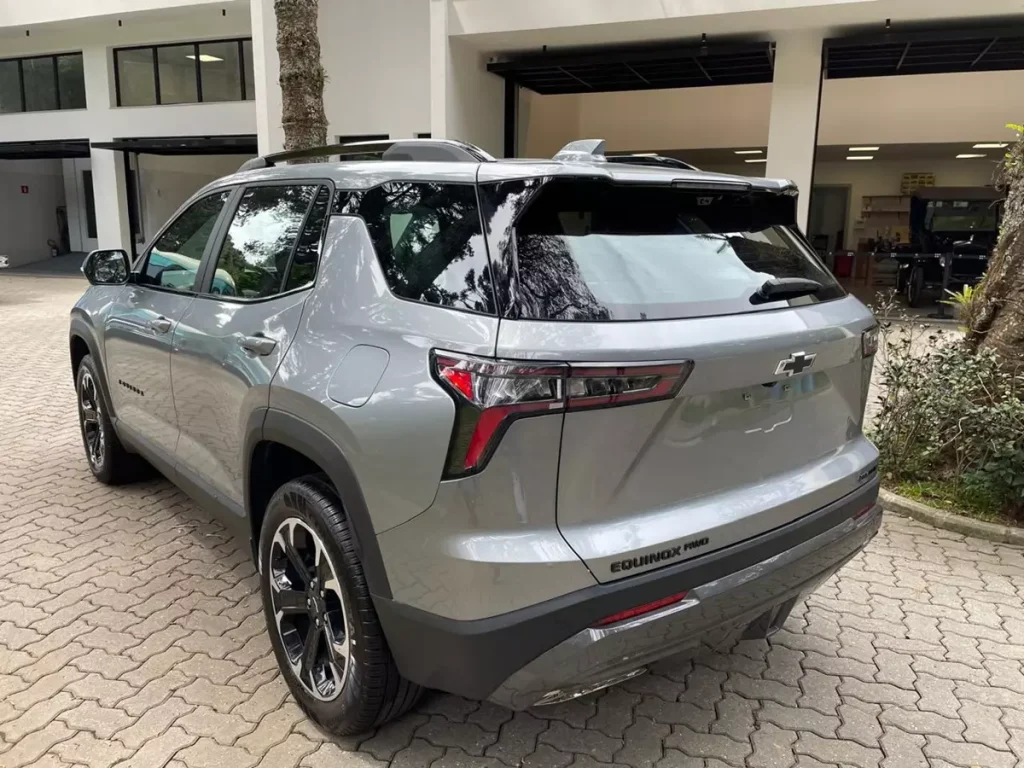 Chevrolet Equinox Activ 2025 de traeira na cor Cinza Shark