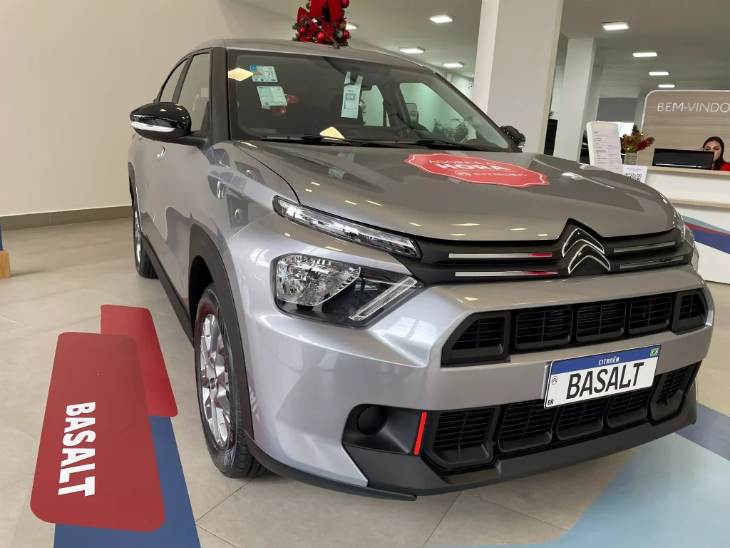 Citroën Basalt Feel 1.0 Firefly 2025 de frente na cor Cinza Artense