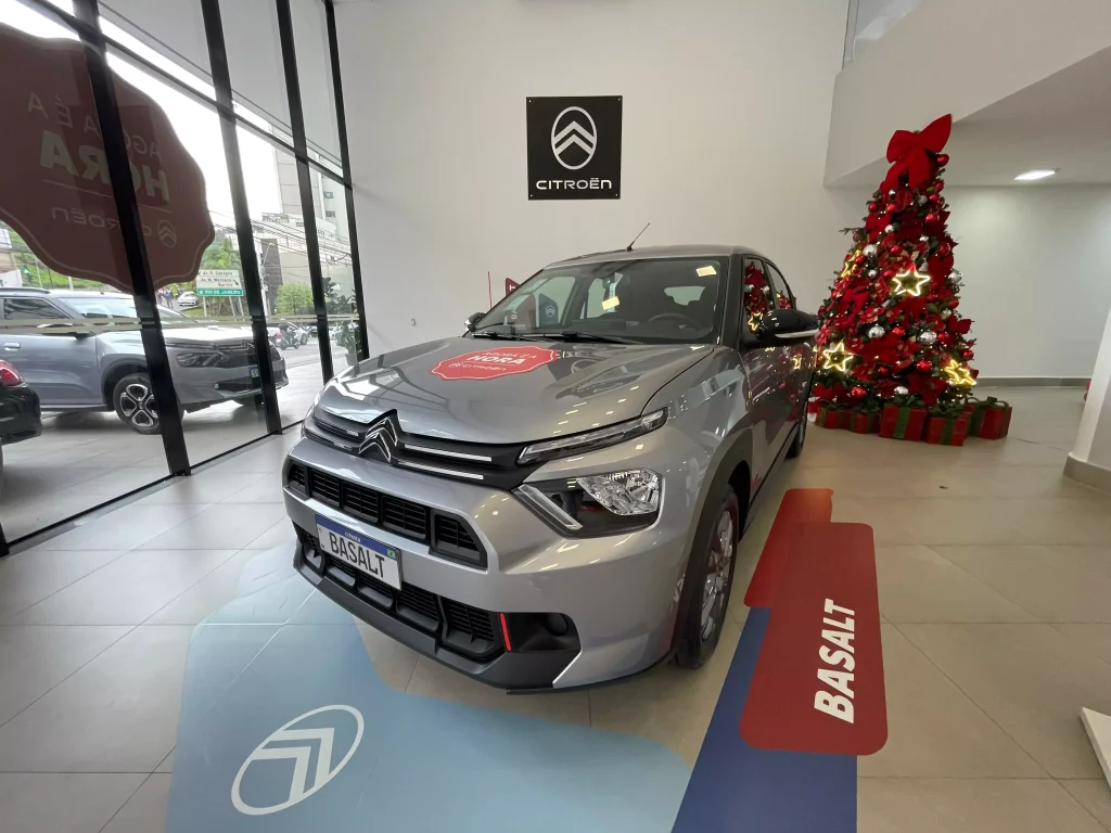 Citroën Basalt Feel 1.0 Firefly 2025 de frente na cor Cinza Artense