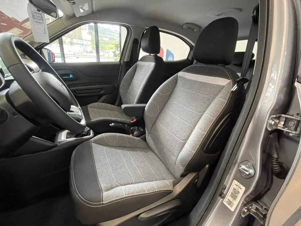 bancos dianteiros do Citroën Basalt Feel 1.0 Firefly 2025